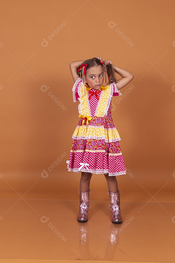 Menina jovem usando roupas típicas de festa junina