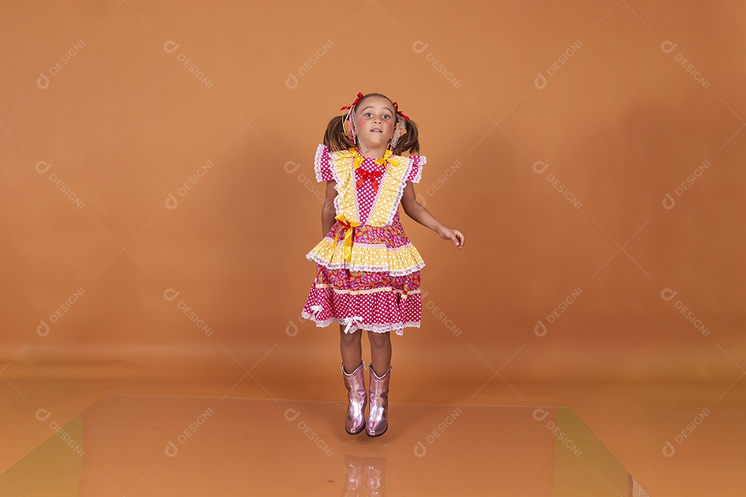 Menina jovem usando roupas típicas de festa junina