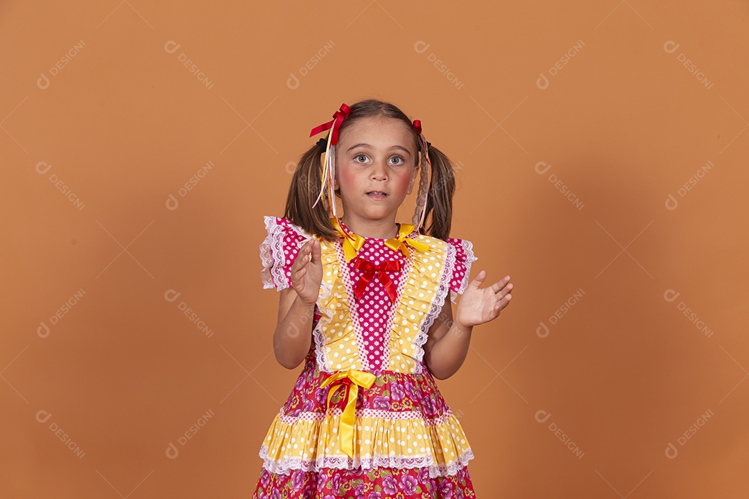 Menina jovem usando roupas típicas de festa junina