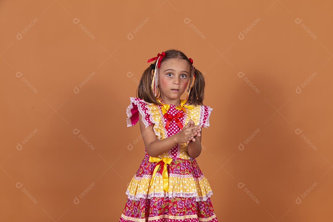 Menina jovem usando roupas típicas de festa junina