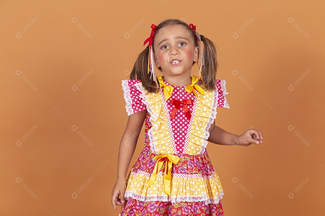 Menina jovem usando roupas típicas de festa junina