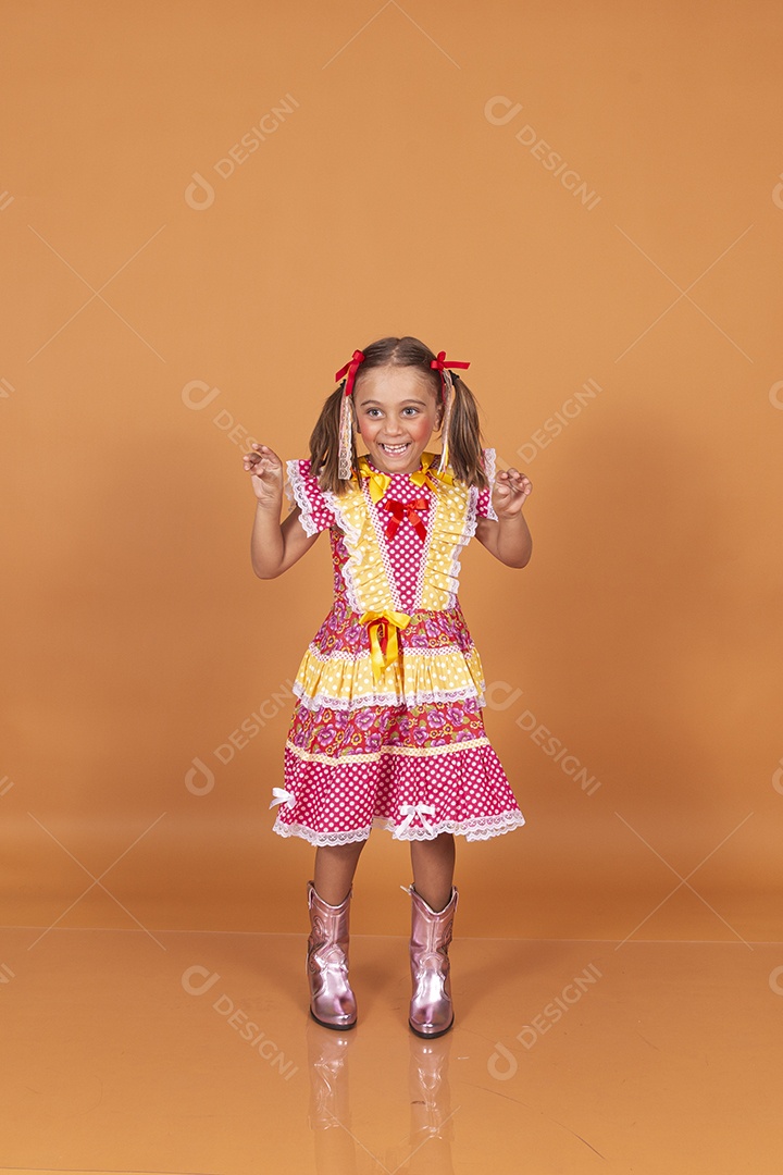 Menina jovem usando roupas típicas de festa junina