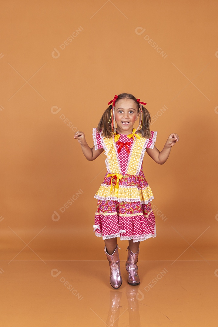 Menina jovem usando roupas típicas de festa junina