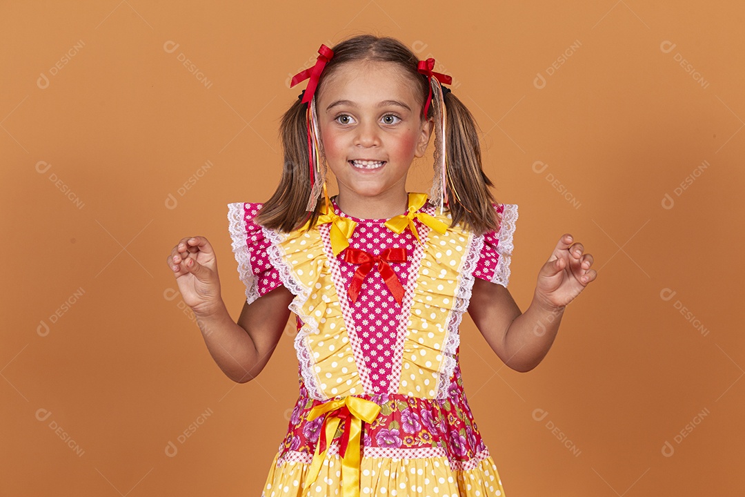 Menina jovem usando roupas típicas de festa junina