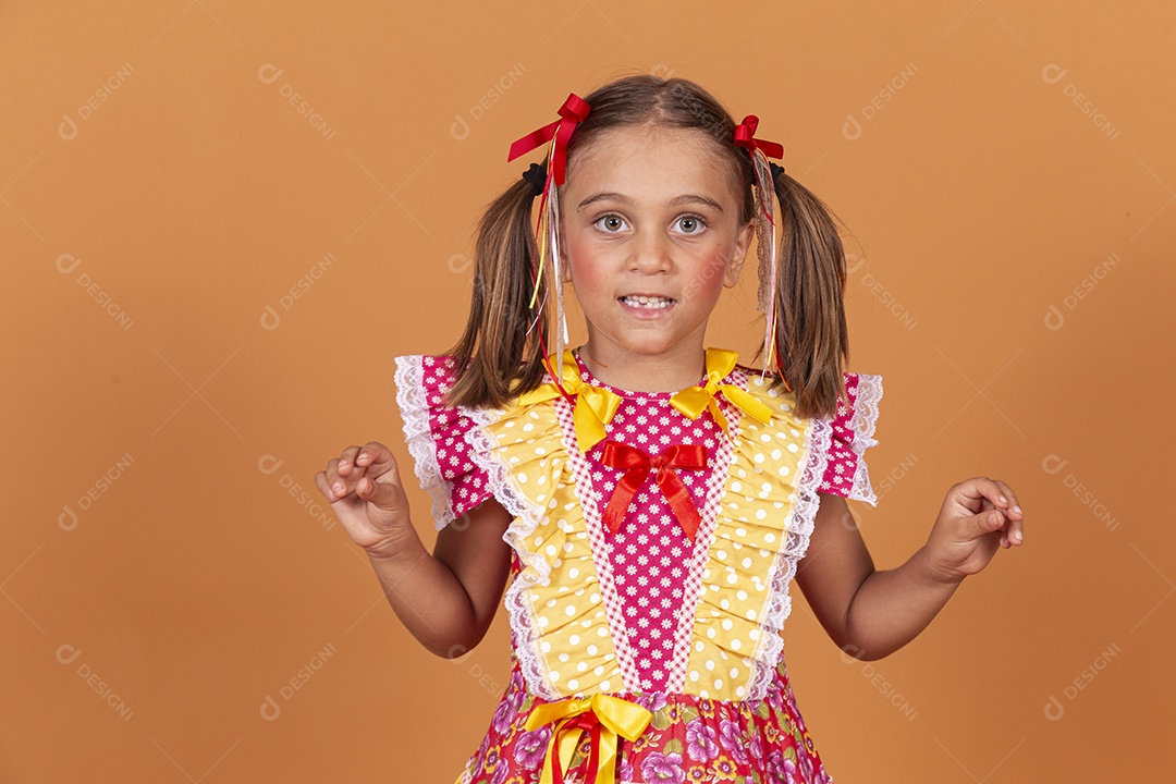 Menina jovem usando roupas típicas de festa junina