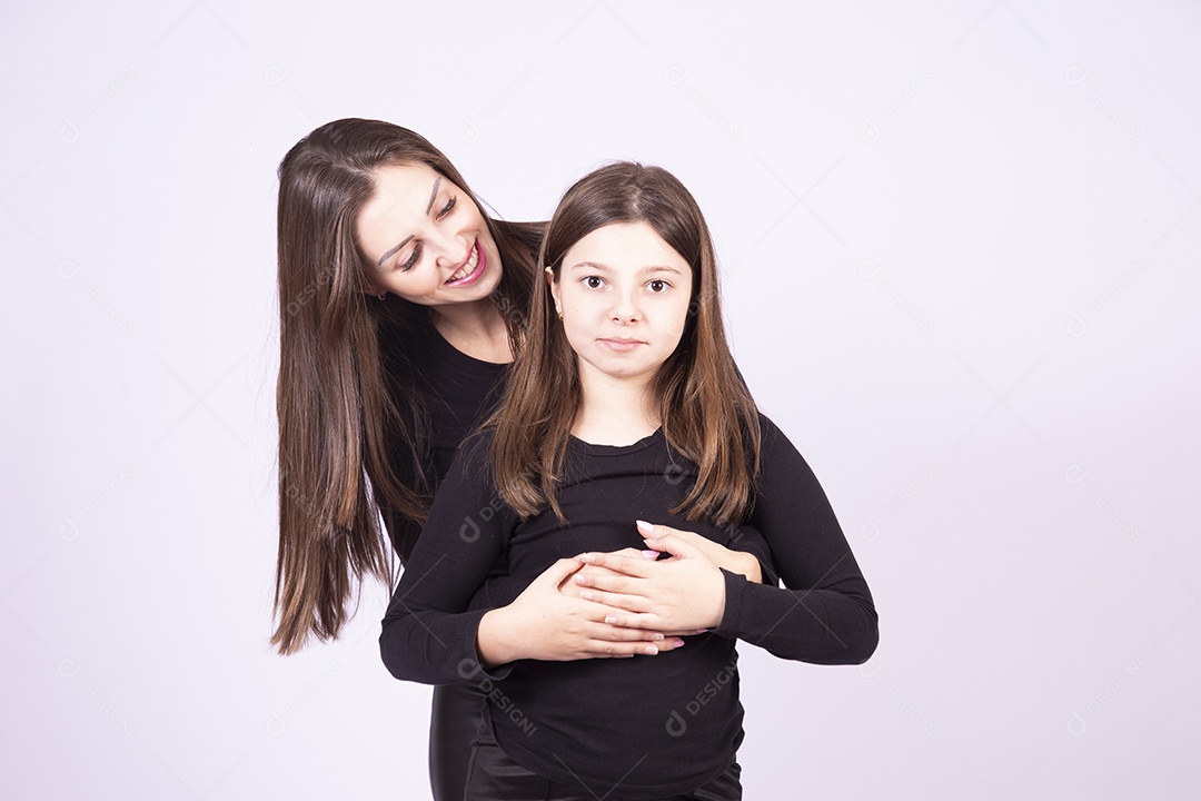 Mãe ao lado de sua filha sobre fundo isolado