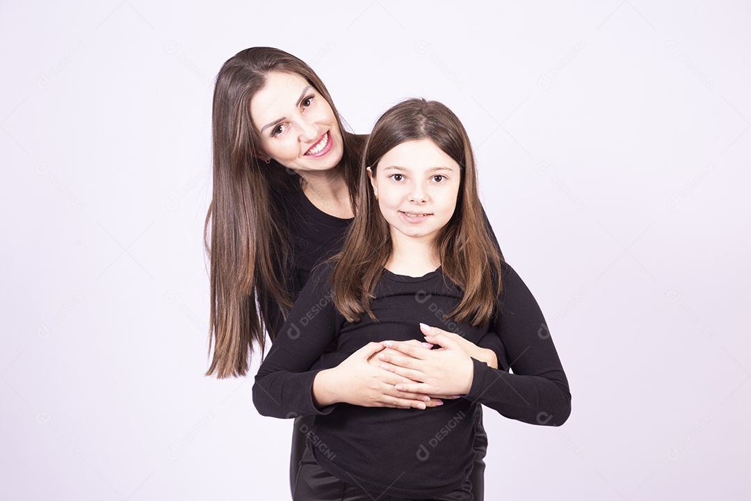 Mãe ao lado de sua filha sobre fundo isolado