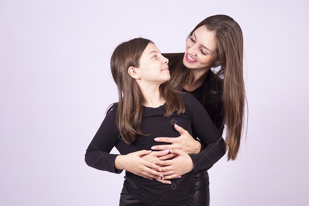 Mãe ao lado de sua filha sobre fundo isolado