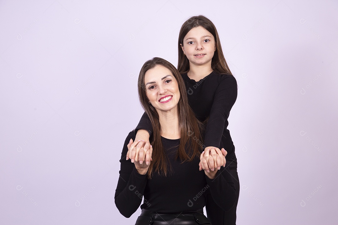 Mãe ao lado de sua filha sobre fundo isolado