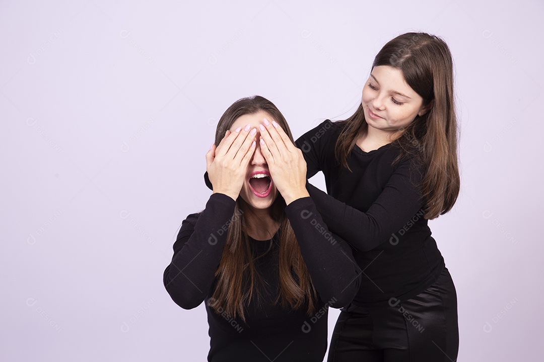 Mãe ao lado de sua filha sobre fundo isolado