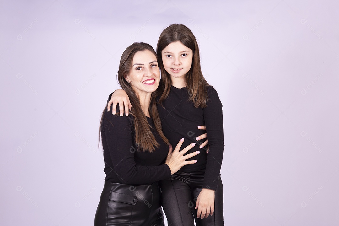Mãe ao lado de sua filha sobre fundo isolado