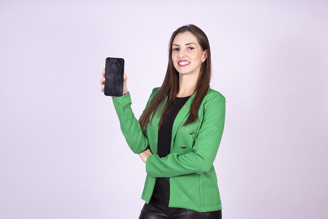 Umaa linda mulher sorrindo com celular nas mãos