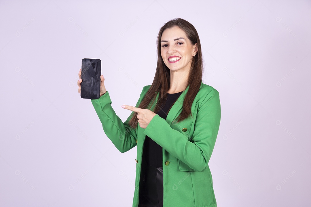 Linda mulher jovem sobre fundo isolado segurando celular smartphone