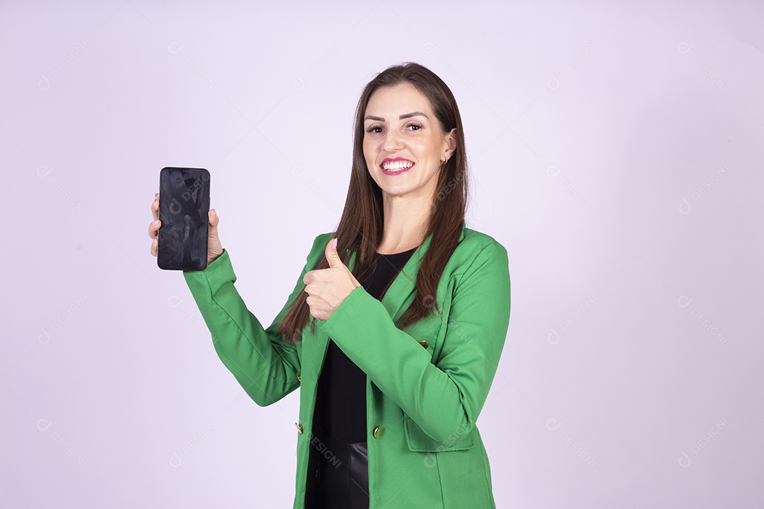 Linda mulher jovem sobre fundo isolado segurando celular smartphone