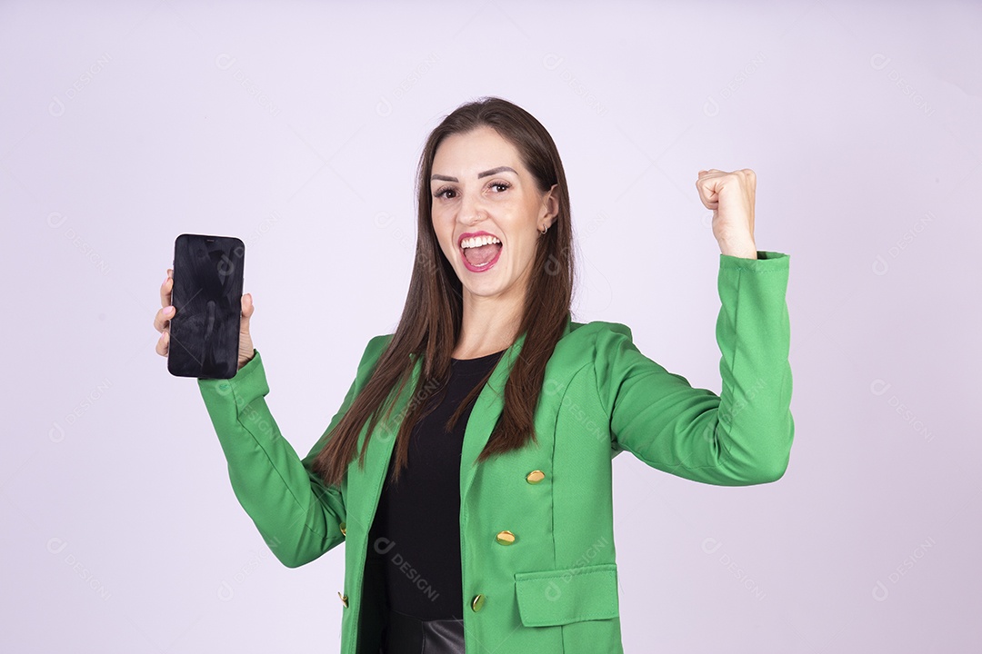 Linda mulher jovem sobre fundo isolado segurando celular smartphone