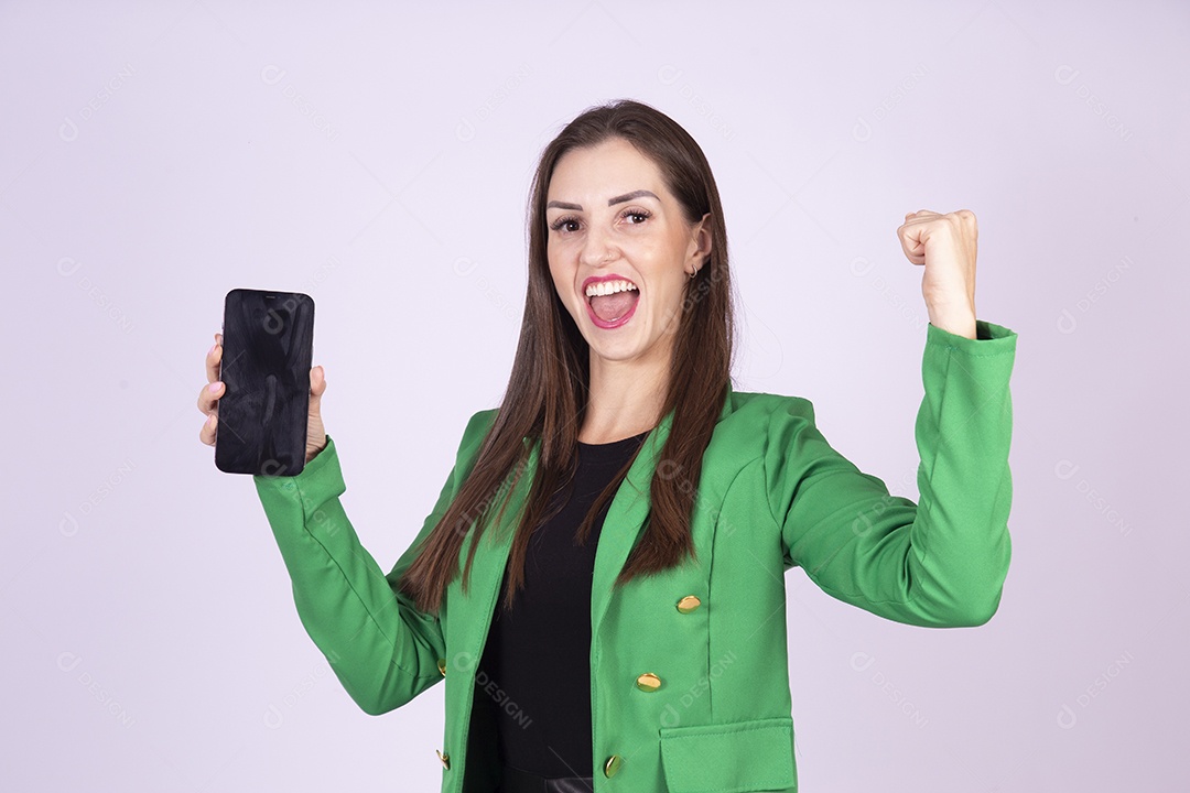 Linda mulher jovem sobre fundo isolado segurando celular smartphone