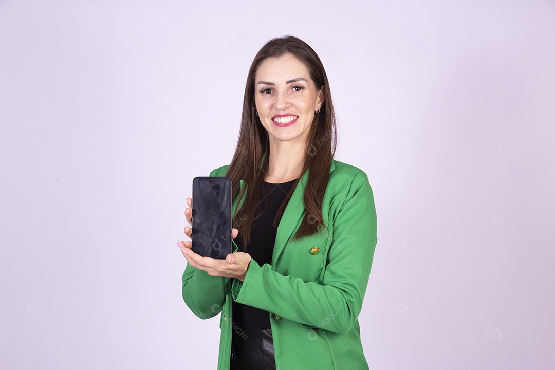 Linda mulher jovem sobre fundo isolado segurando celular smartphone