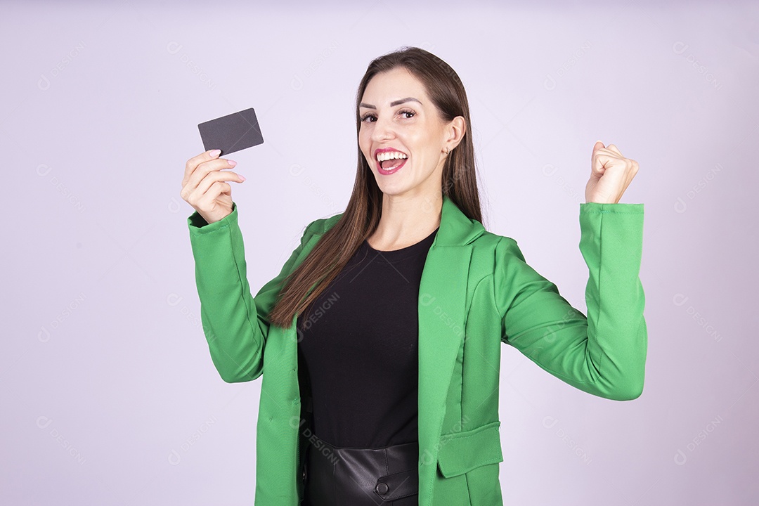 Linda mulher jovem sobre fundo isolado segurando cartão de crédito