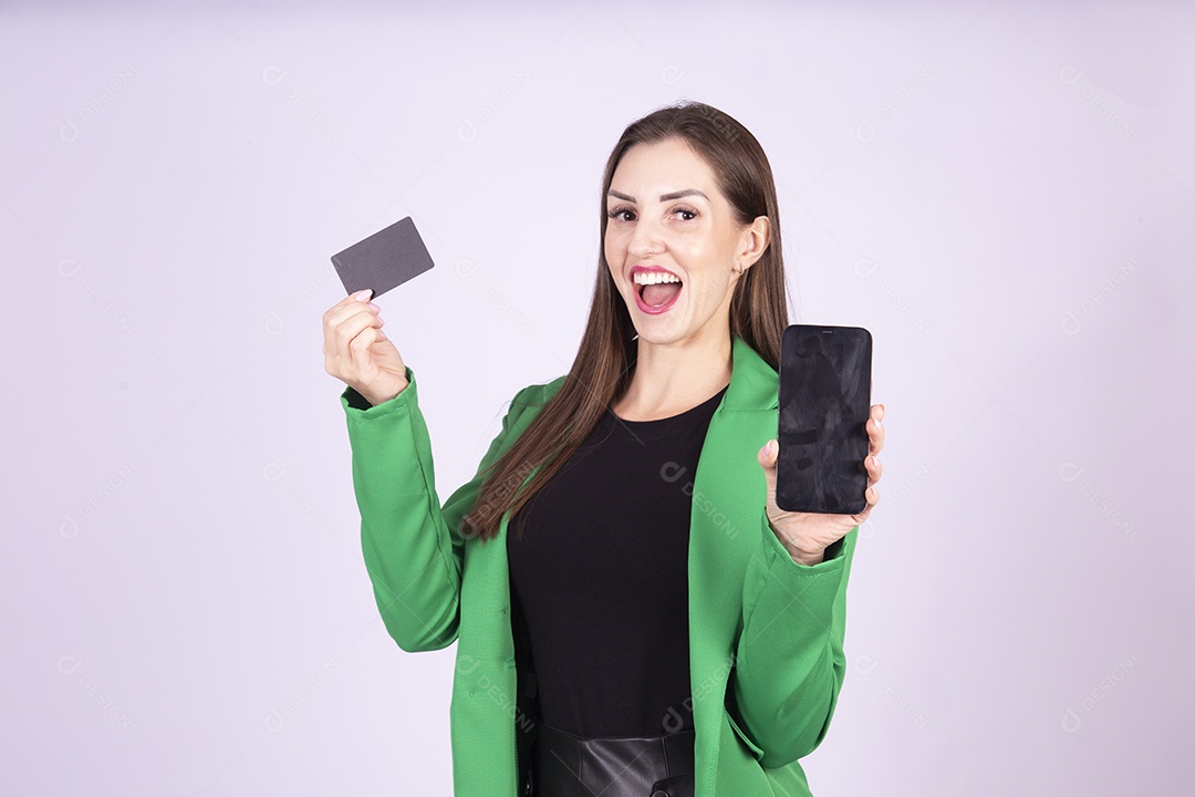 Linda mulher jovem sobre fundo isolado segurando cartão de crédito e smartphone