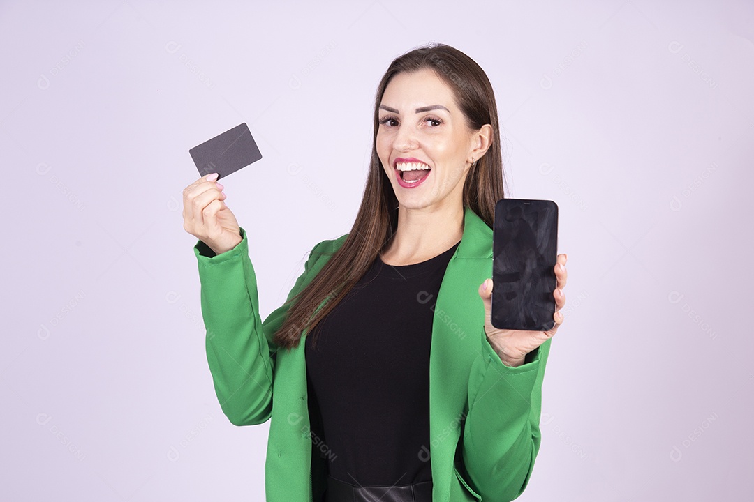 Linda mulher jovem sobre fundo isolado segurando cartão de crédito e smartphone