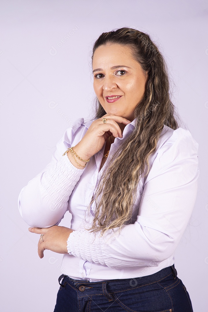 Linda mulher jovem sobre fundo isolado