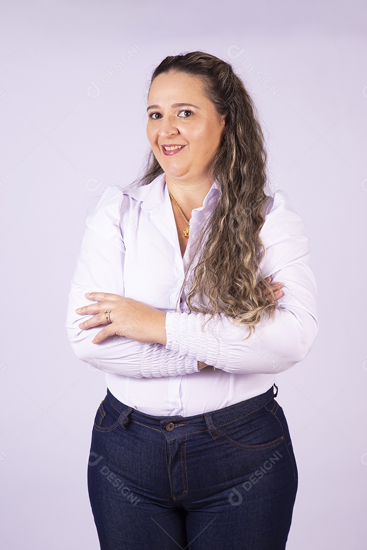 Linda mulher jovem sobre fundo isolado