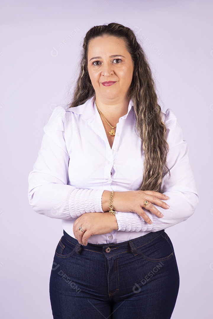 Linda mulher jovem sobre fundo isolado