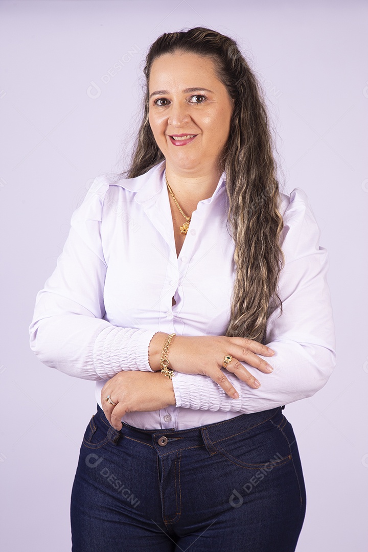 Linda mulher jovem sobre fundo isolado