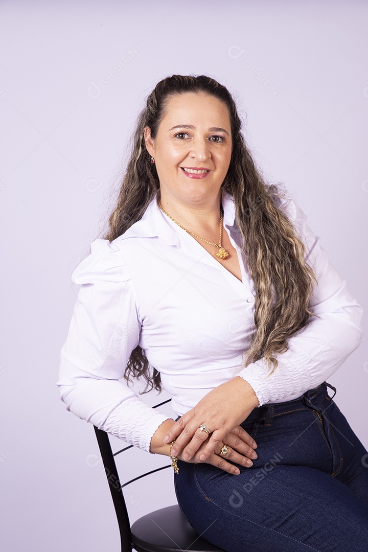 Linda mulher jovem sobre fundo isolado