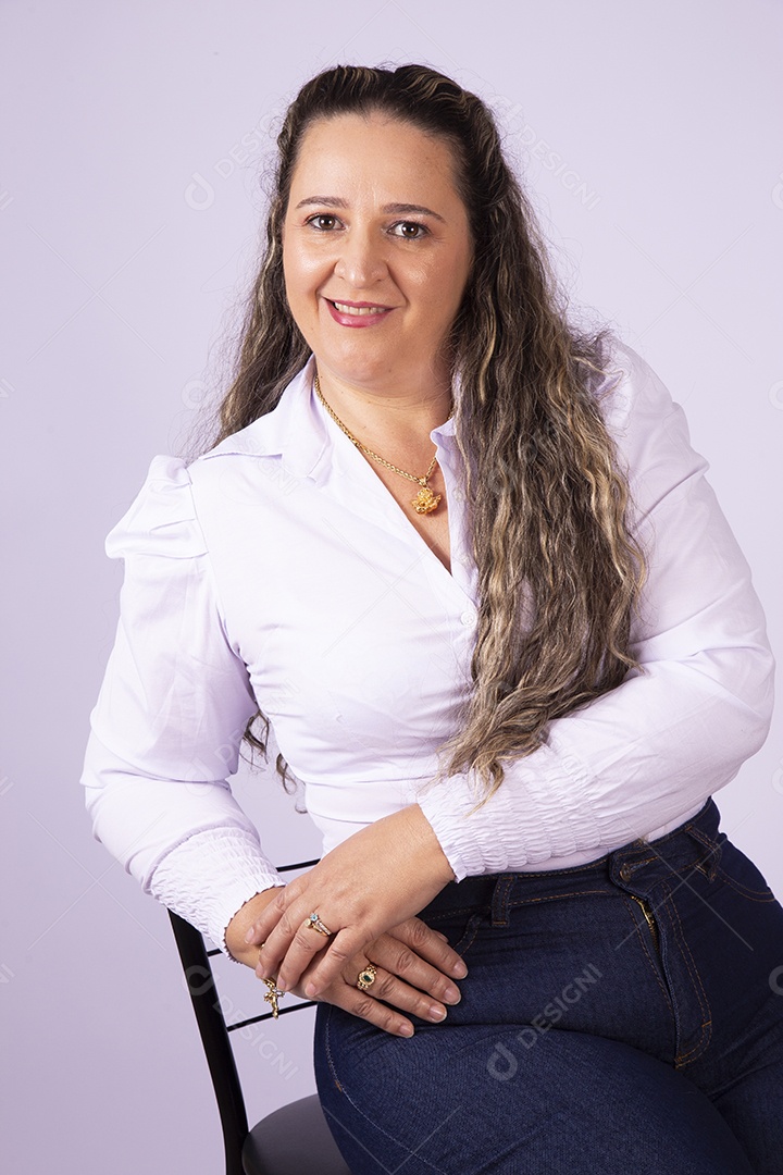 Linda mulher jovem sobre fundo isolado