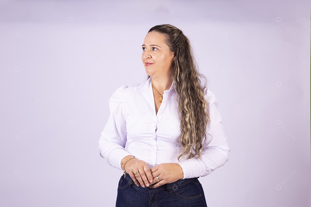 Linda mulher jovem sobre fundo isolado