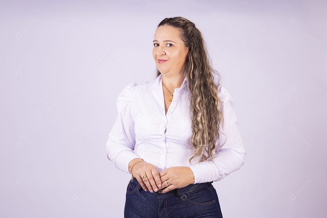 Linda mulher jovem sobre fundo isolado