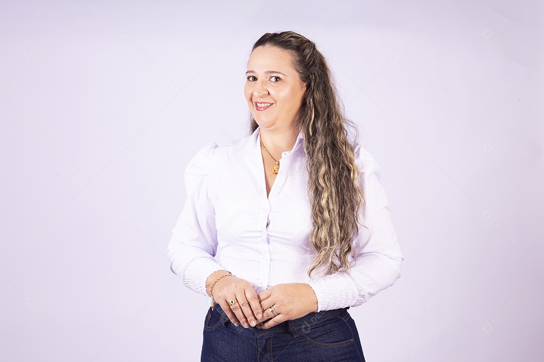 Linda mulher jovem sobre fundo isolado