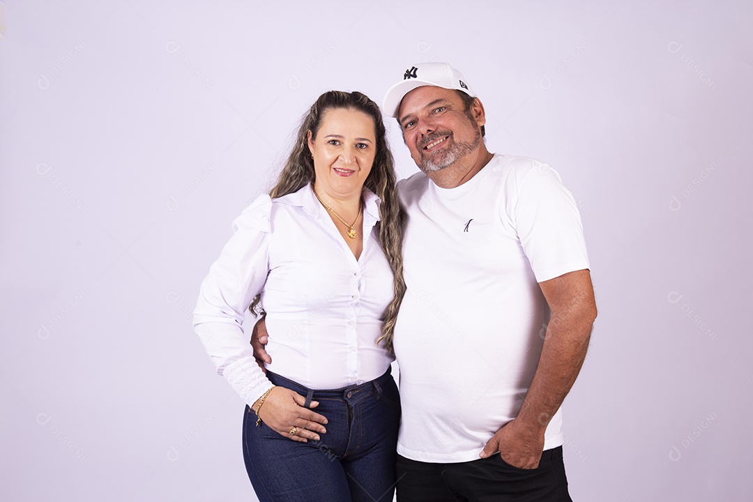 Lindo casal de meia idade felizes sobre fundo isolado