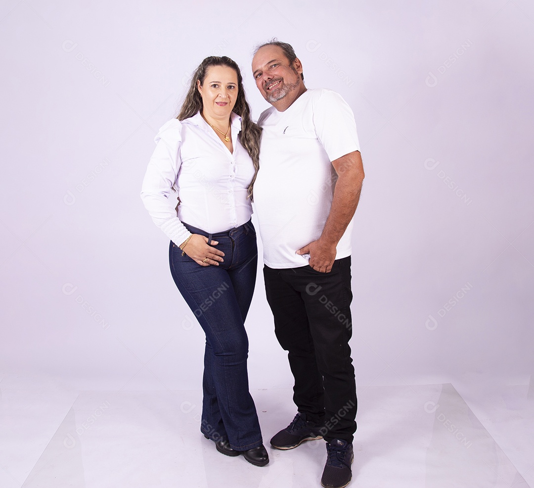 Lindo casal de meia idade felizes sobre fundo isolado