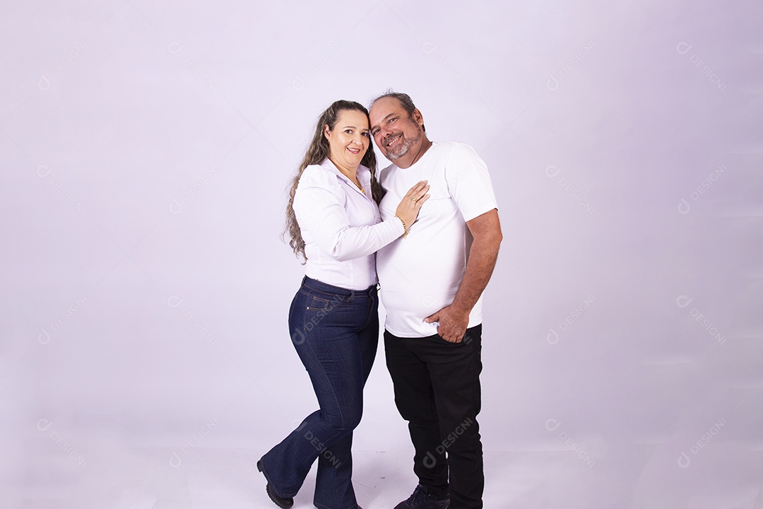 Lindo casal de meia idade felizes sobre fundo isolado
