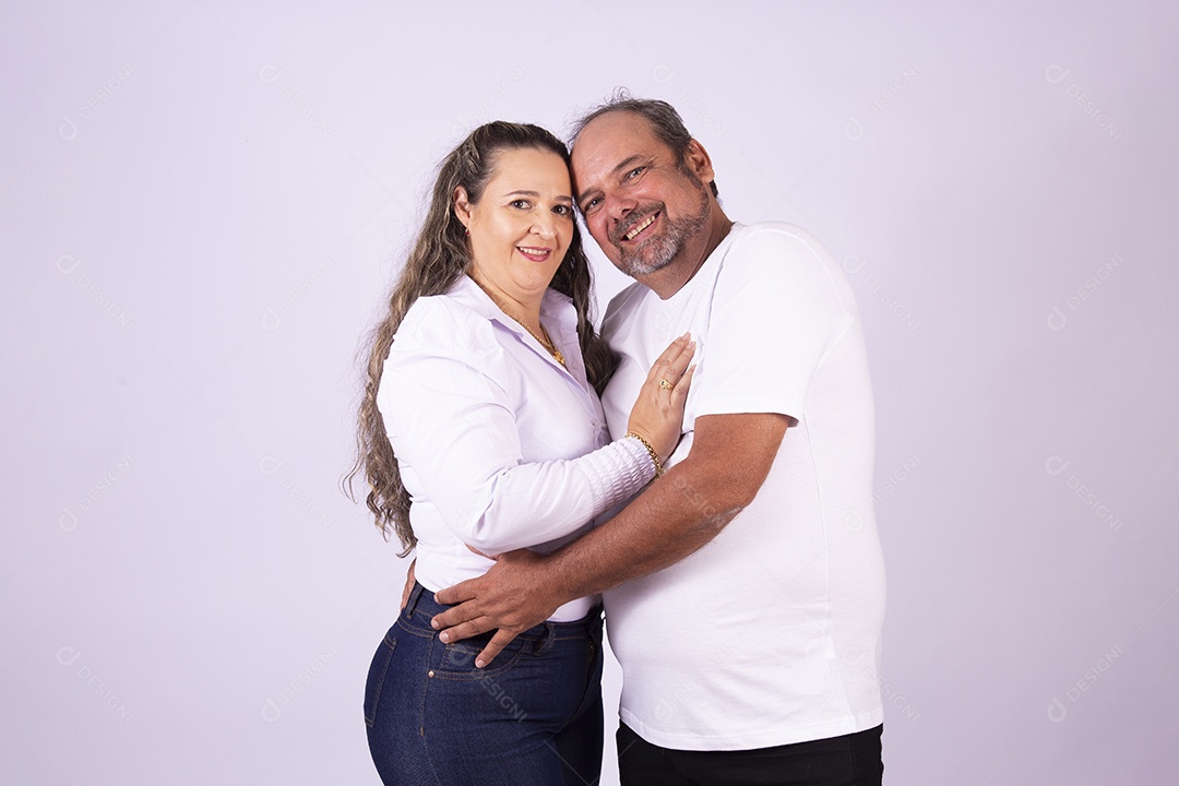 Lindo casal de meia idade felizes sobre fundo isolado