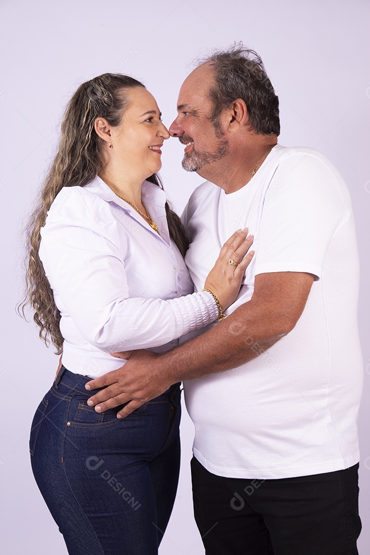 Lindo casal de meia idade felizes sobre fundo isolado