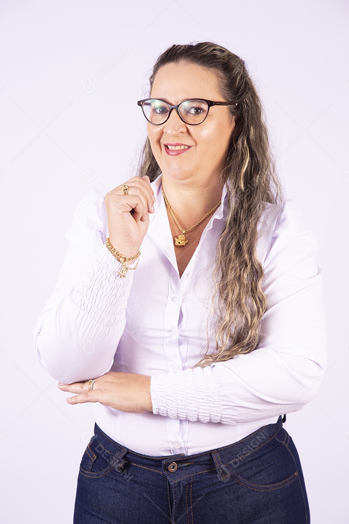 Linda mulher jovem sobre fundo isolado