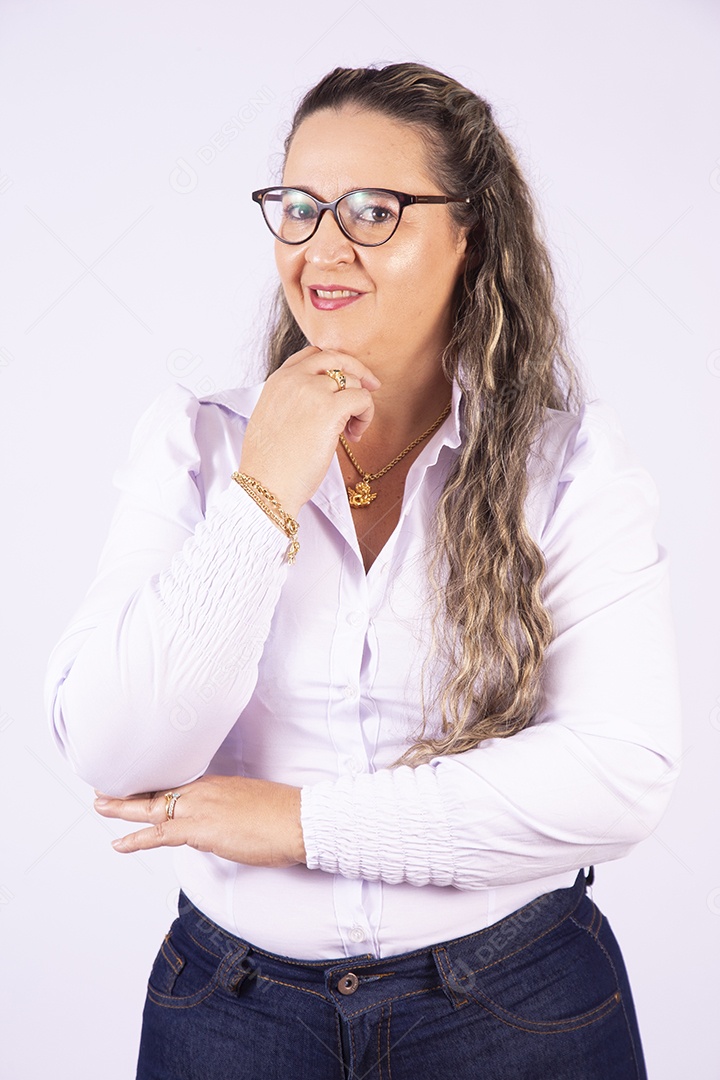 Linda mulher jovem sobre fundo isolado