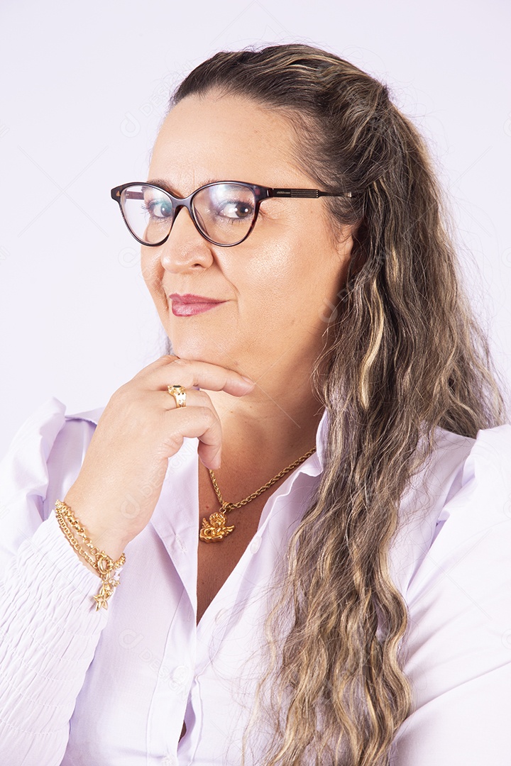 Linda mulher jovem sobre fundo isolado