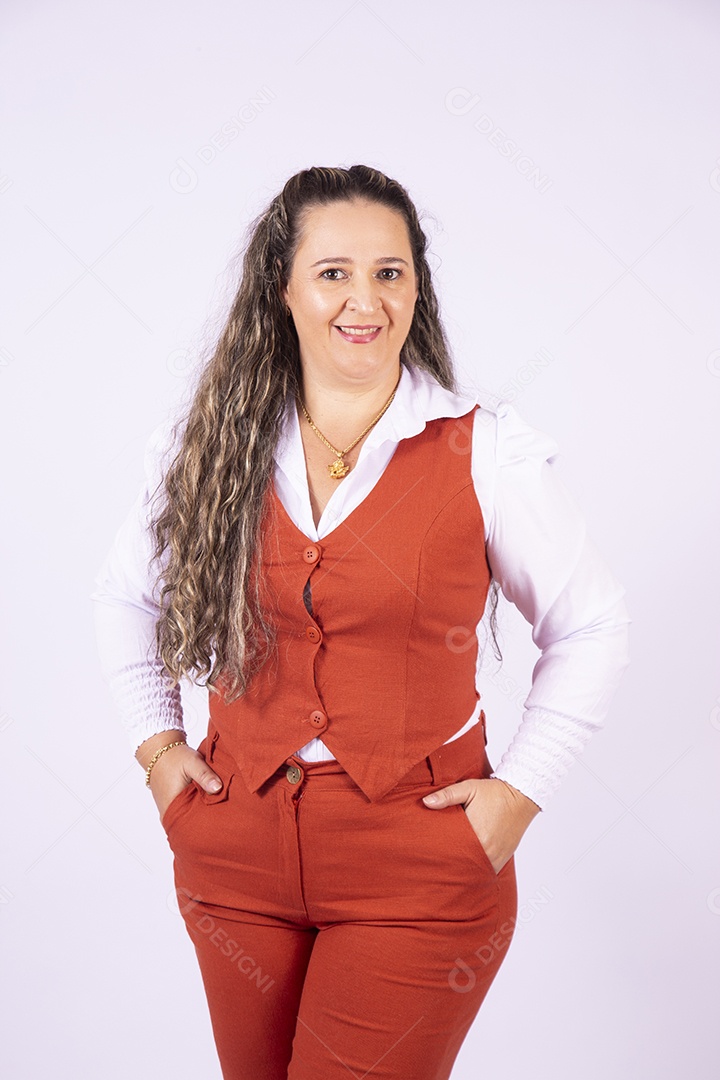 Linda mulher jovem sobre fundo isolado