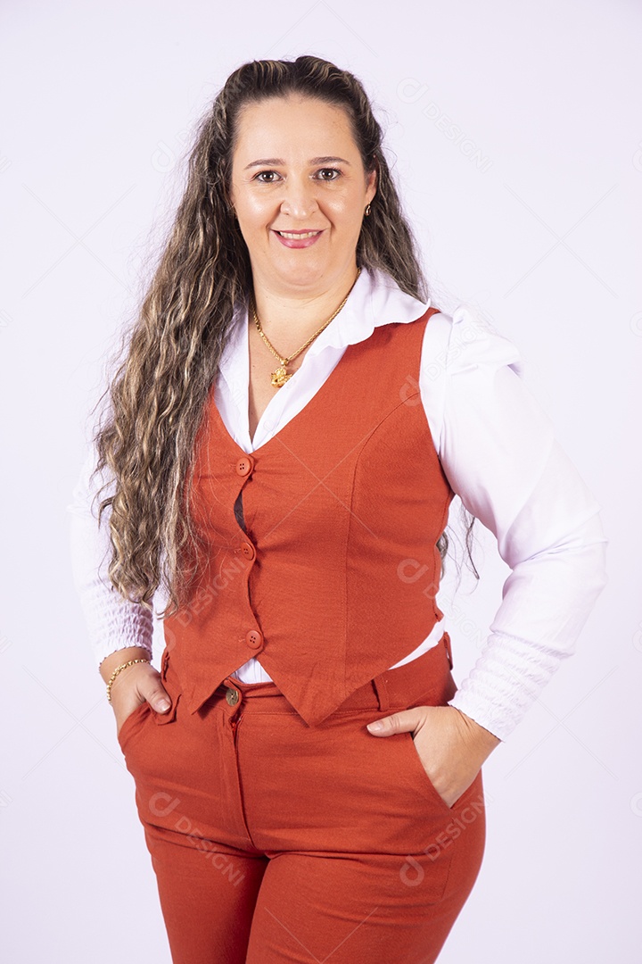 Linda mulher jovem sobre fundo isolado