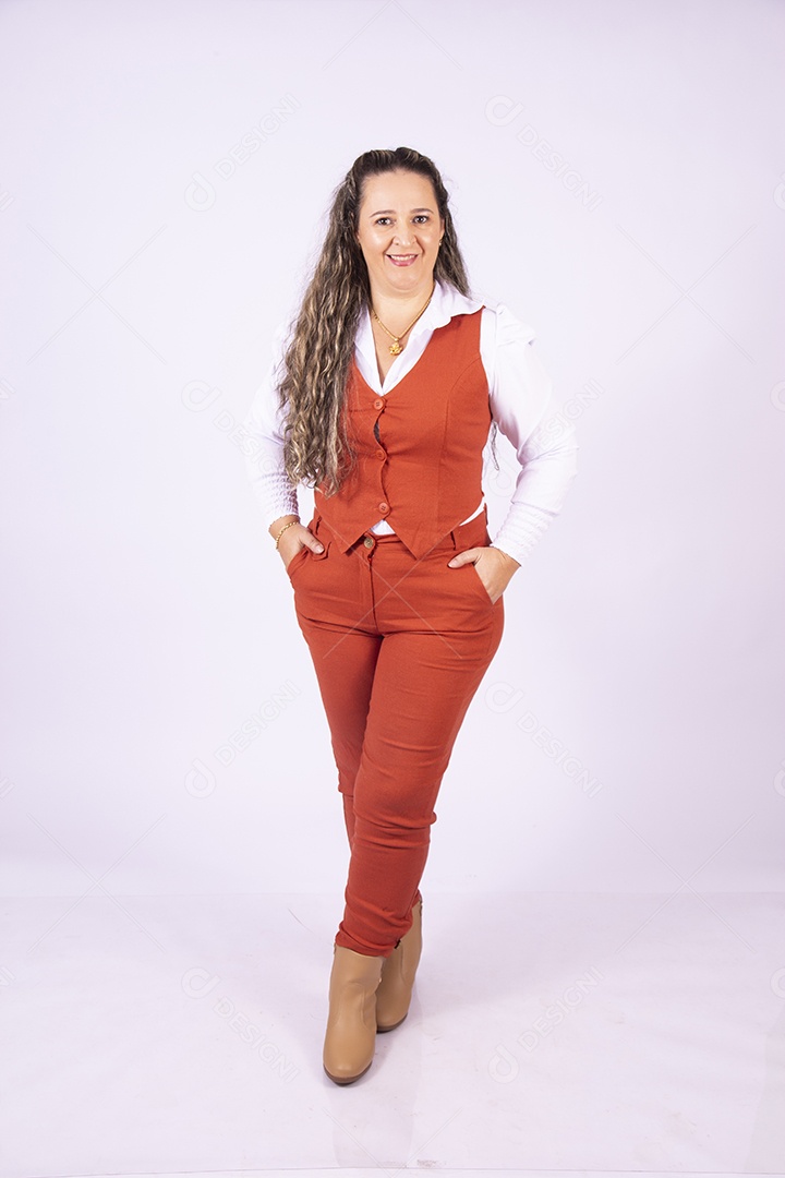 Linda mulher jovem sobre fundo isolado