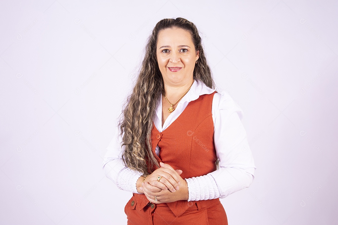 Linda mulher jovem sobre fundo isolado