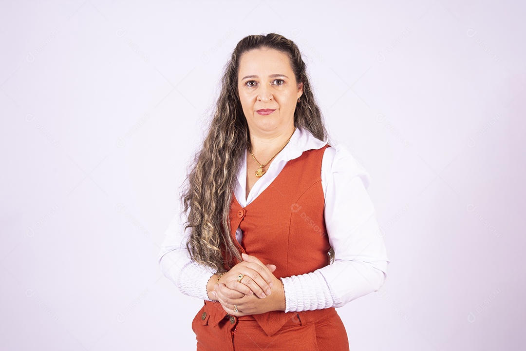 Linda mulher jovem sobre fundo isolado