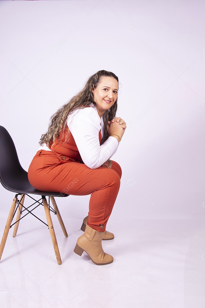 Linda mulher jovem sobre fundo isolado