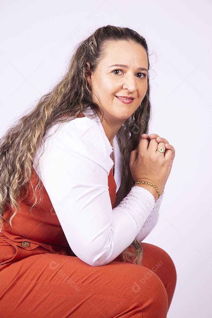 Linda mulher jovem sobre fundo isolado