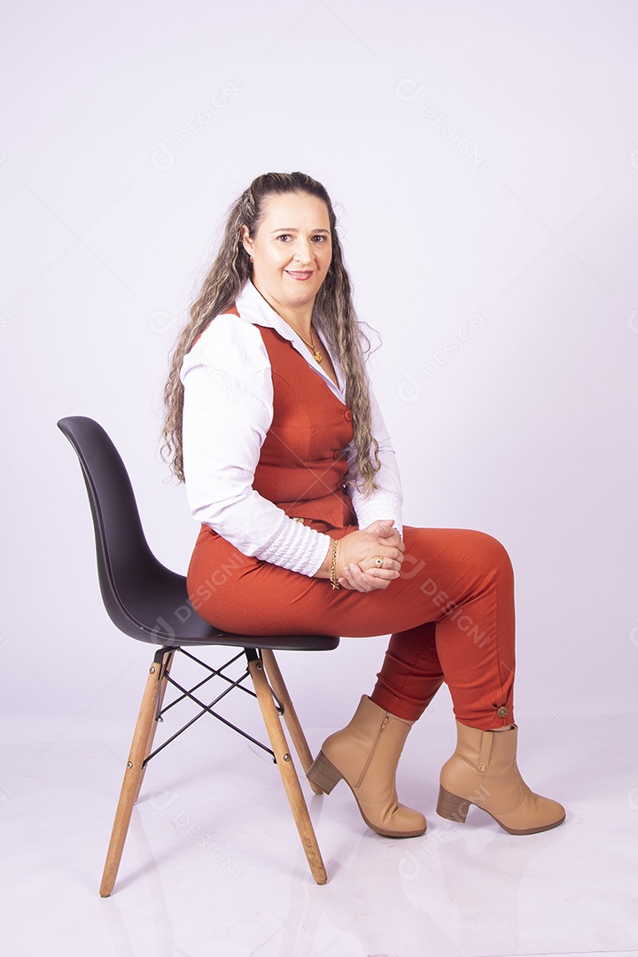 Linda mulher jovem sobre fundo isolado