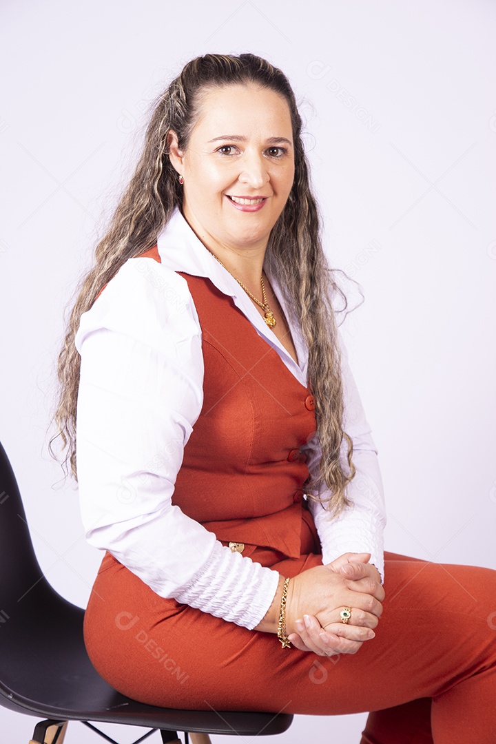 Linda mulher jovem sobre fundo isolado